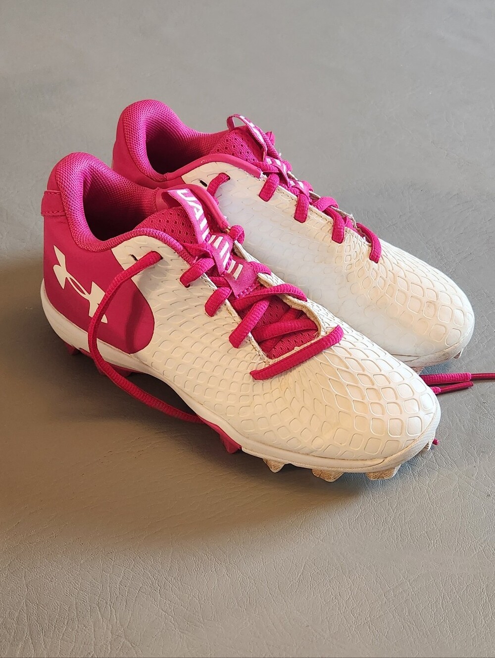 Girls Under Armour Cleat Size 1Y Pink And White